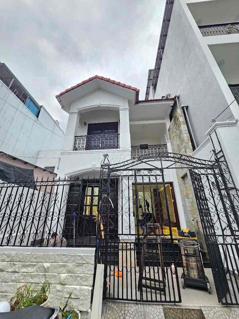 Дом 3 этажа, 3 спальни, Dương Đình Nghệ, рядом Vincom — 35 млн ₫/мес