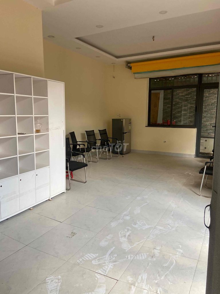 Угловой дом 350 м², 5 спален, вид на реку, Bình Lợi — 33 млн ₫/мес